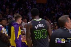 再一次倒在首輪！詹姆斯賽后留在場(chǎng)內(nèi)，與森林狼球員一一擁抱