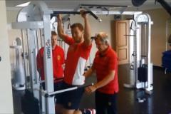 青澀！名場(chǎng)面：德布勞內(nèi)監(jiān)督阿扎爾健身，然后撩起了他的衣服！