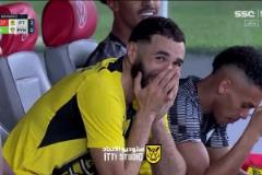 看到隊友開出的最后一個角球，本澤馬在場邊繃不住了