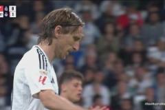 差一點(diǎn)點(diǎn)！莫德里奇停球凌空抽射稍稍偏出！