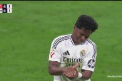 腳感不佳！姆巴佩禁區(qū)內(nèi)做球，恩德里克跟進(jìn)抽射直上看臺！