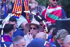 不要帶壞小朋友哇！3C冠軍游行上，給伯納爾遞華子遭拒！