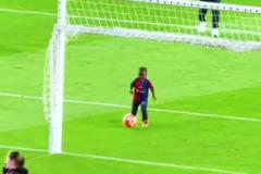 下一個拉瑪西亞小將？亞馬爾弟弟進(jìn)球后，學(xué)著跳起哥哥的舞蹈！