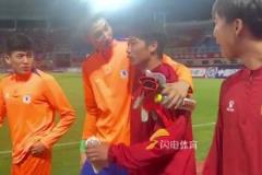 于金永謝文能與老相識握手互相問候，問候太到位了